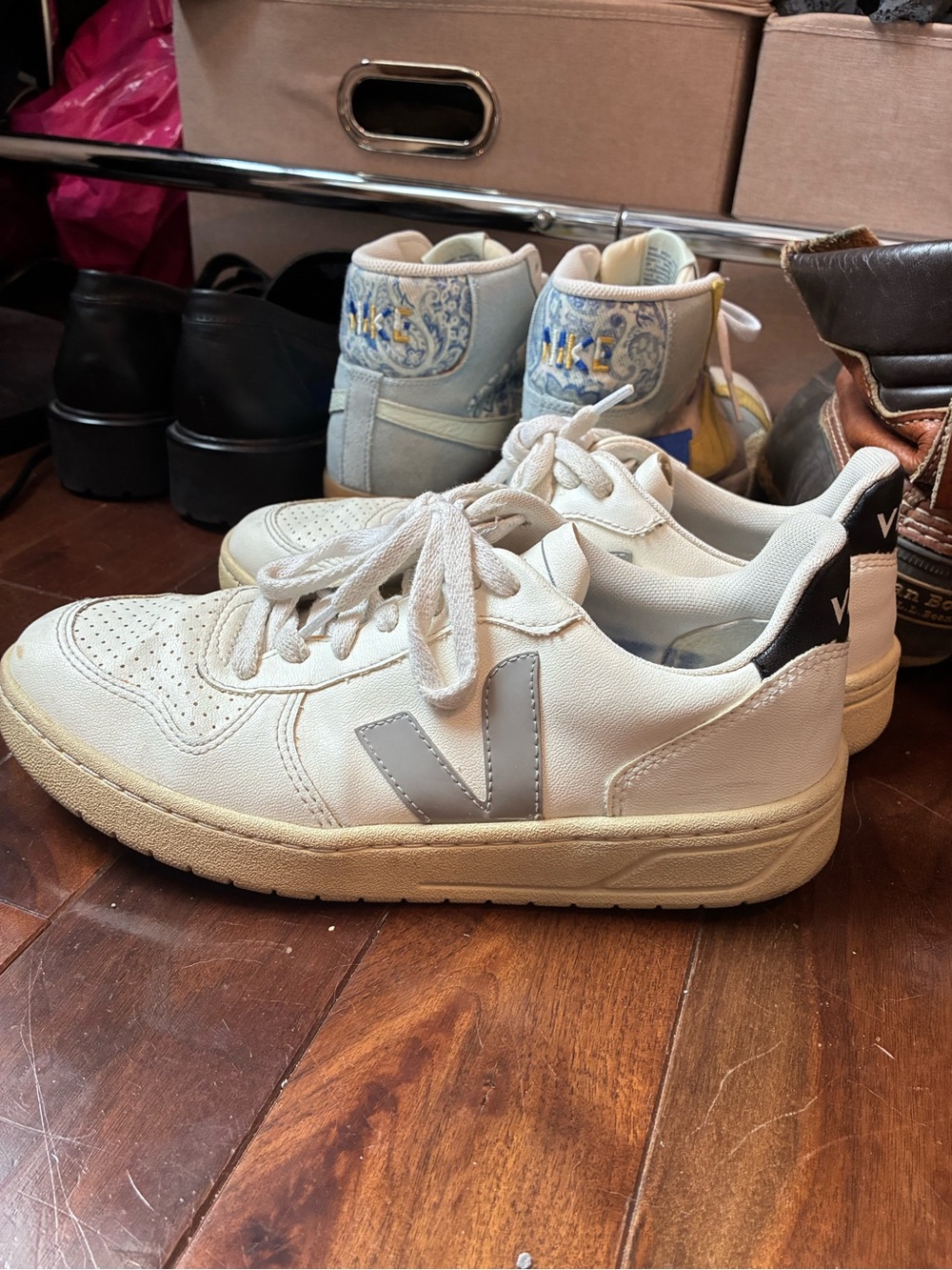Veja Off-White Leather Low-Top Sneakers with Gray V